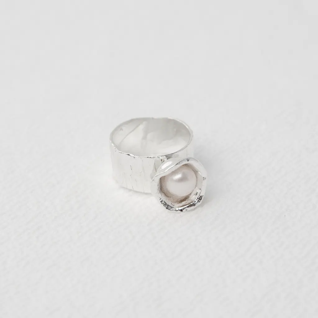 anillo_banda_plata_perla.webp