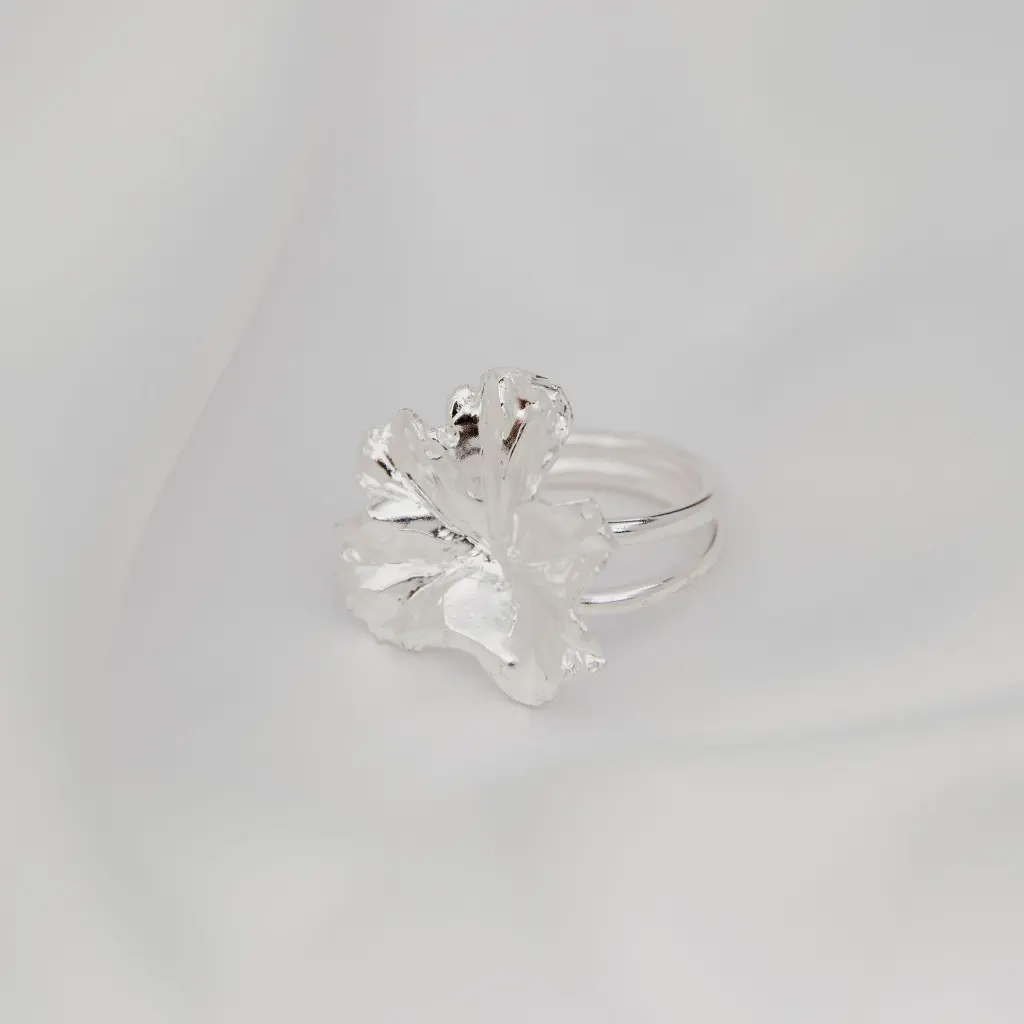 anillo_forma_geranio_en_plata.webp