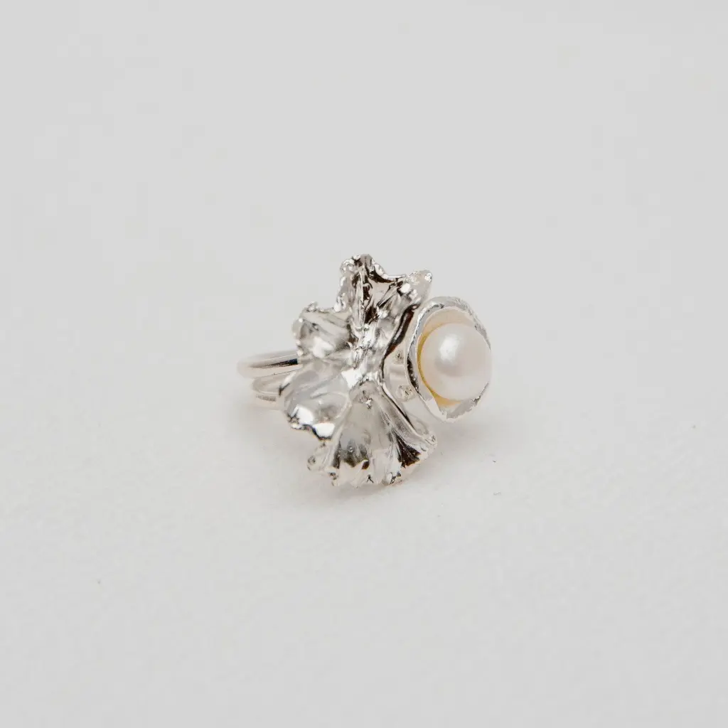 anillo_geranio_guacal_perla_plata.webp