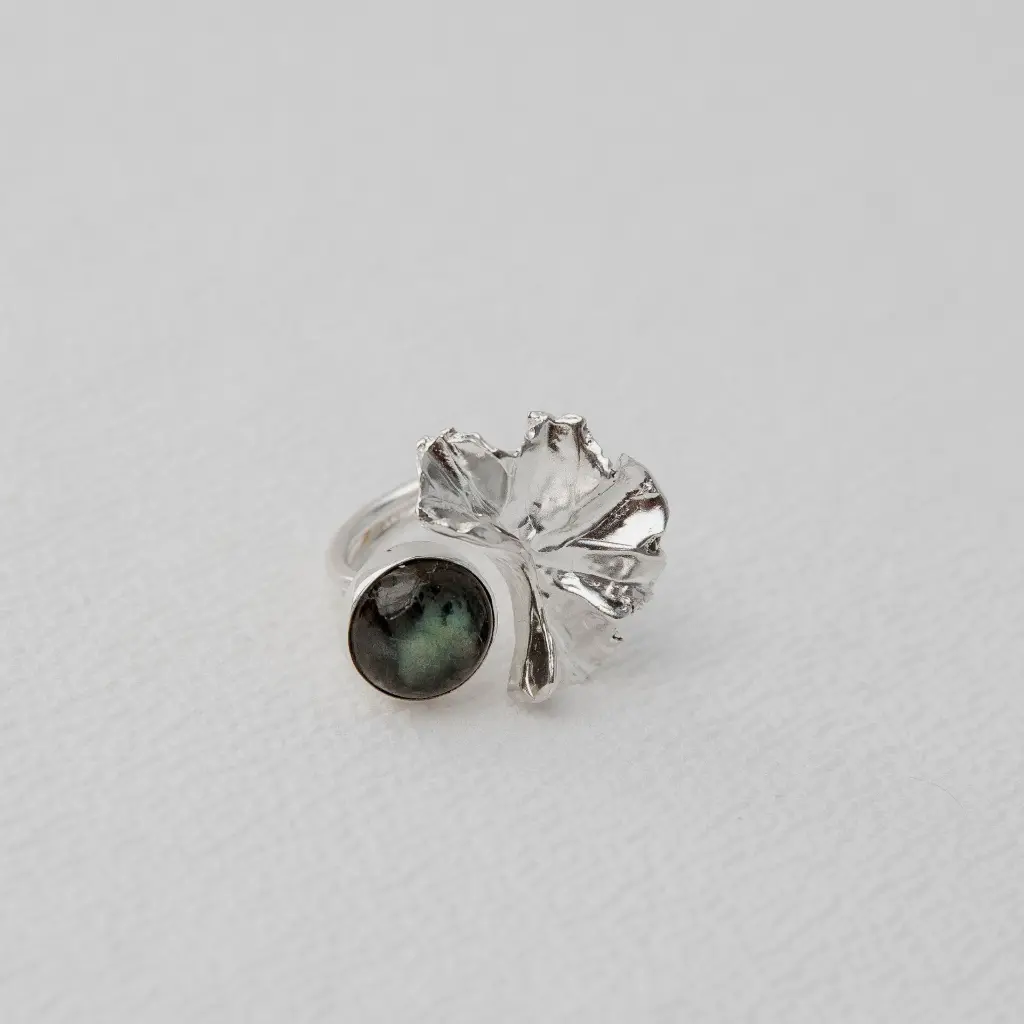 anillo_labradorita_geranio_plata.webp
