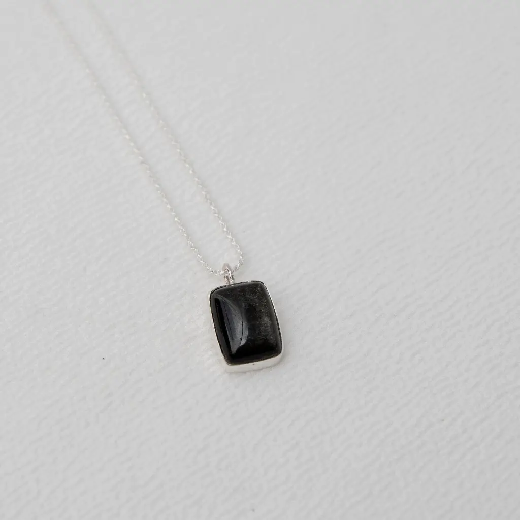 dije_piedra_rectangular_negra.webp