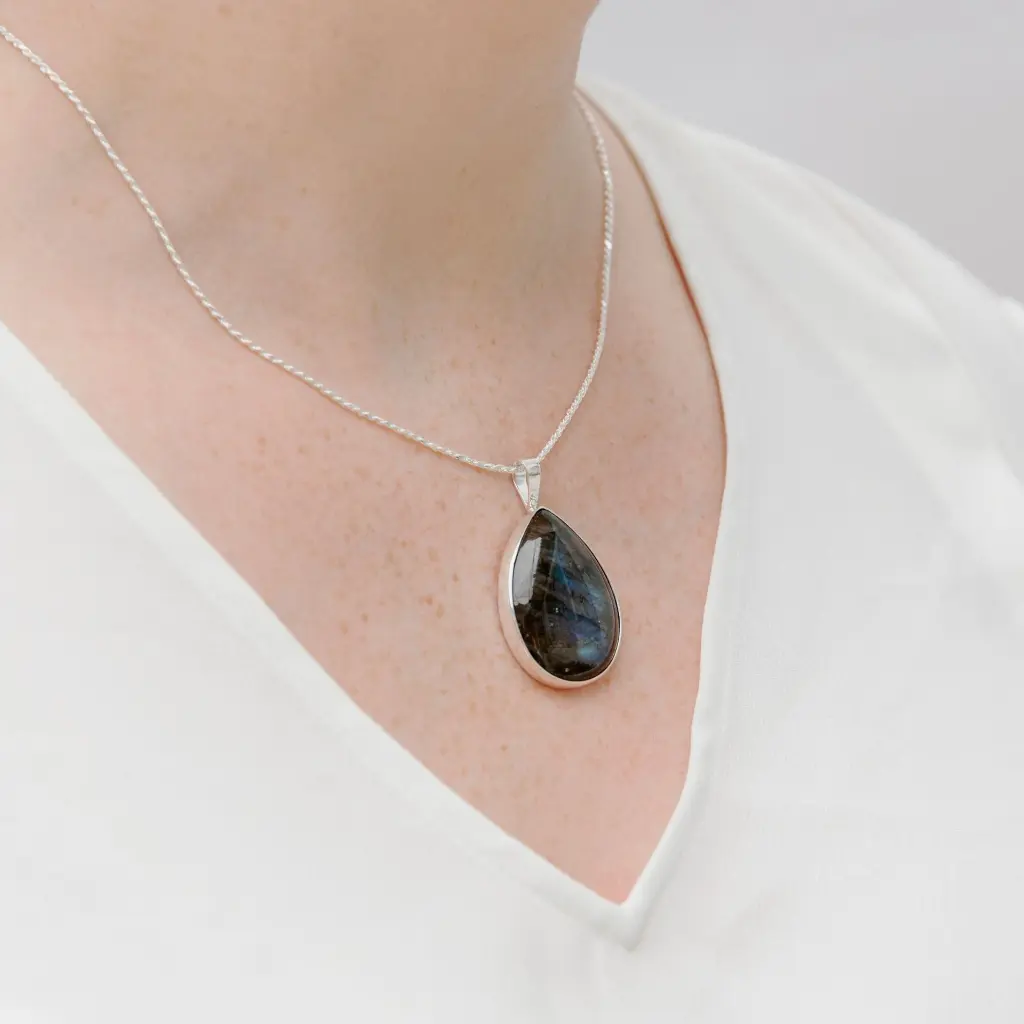 dije_labradorita_en_plata.webp