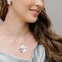 dije_plata_geranio_madre_perla.webp
