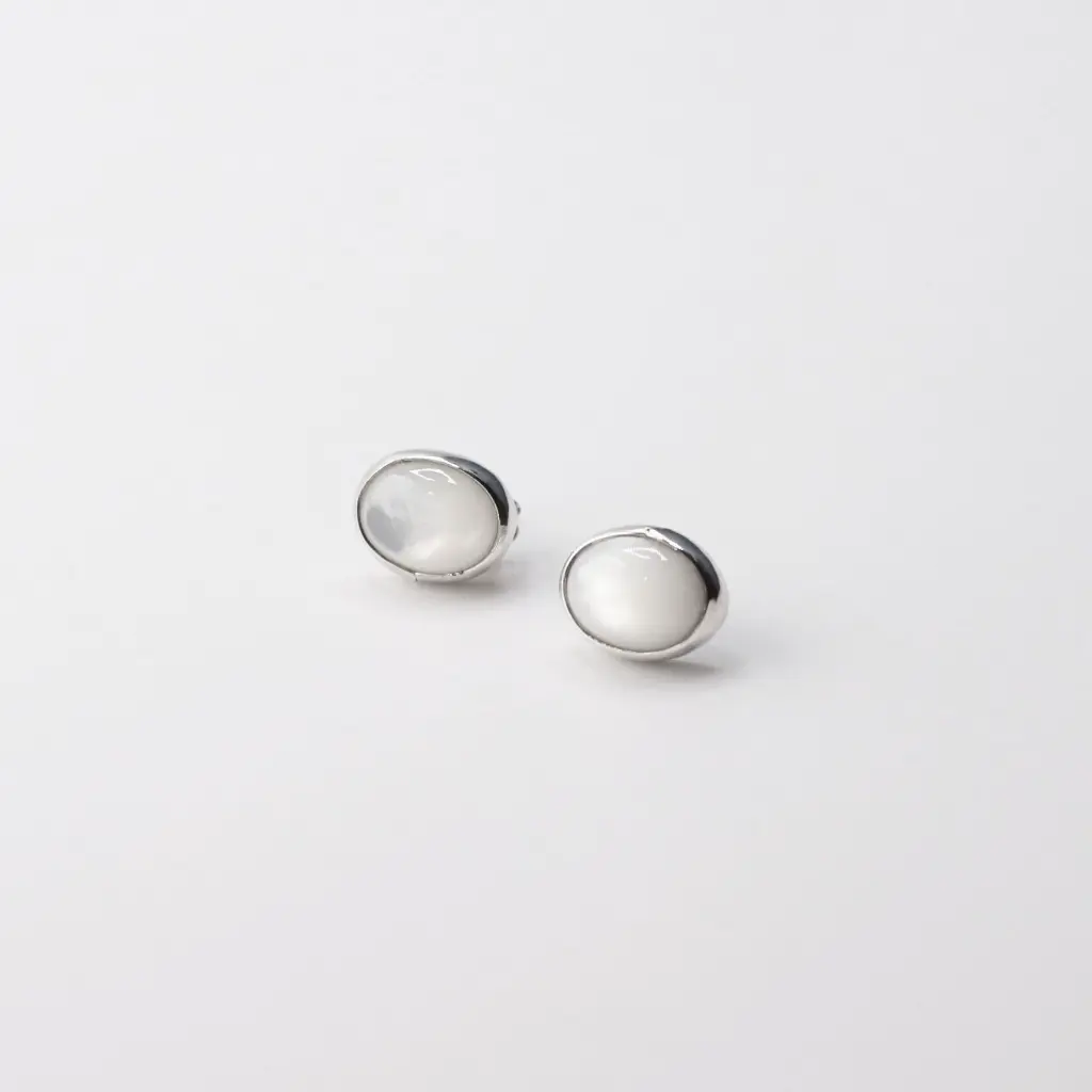 aretes_oval_pequeños_madre_perla_plata.webp