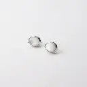 aretes_oval_pequeños_madre_perla_plata.webp