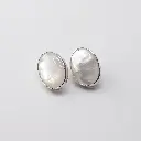 aretes_oval_medianos_madre_perla.webp