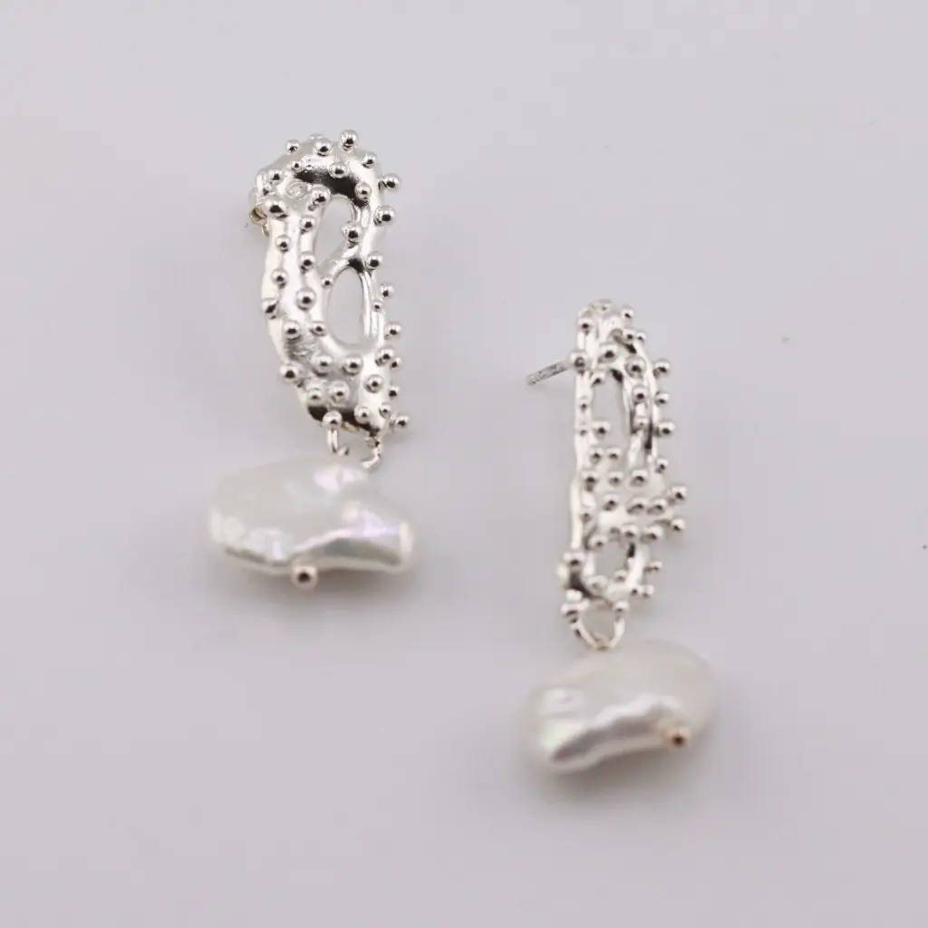 aretes_arrecife_plata_con_perla.webp
