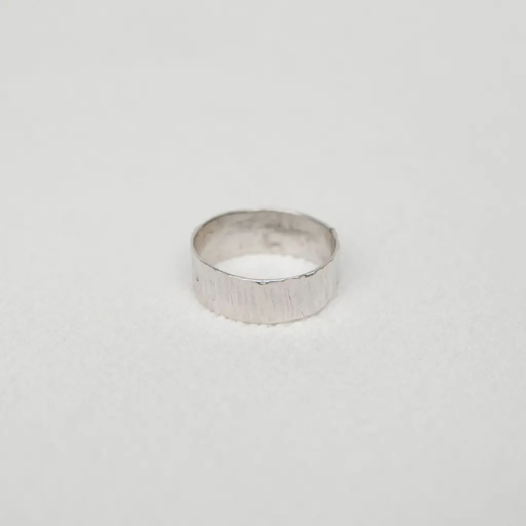anillo_banda_delgada_minimal.webp