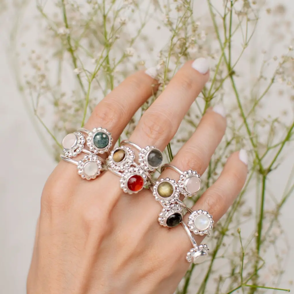 flor_bolitas_anillo_plata_piedras.webp