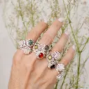 flor_bolitas_anillo_plata_piedras.webp