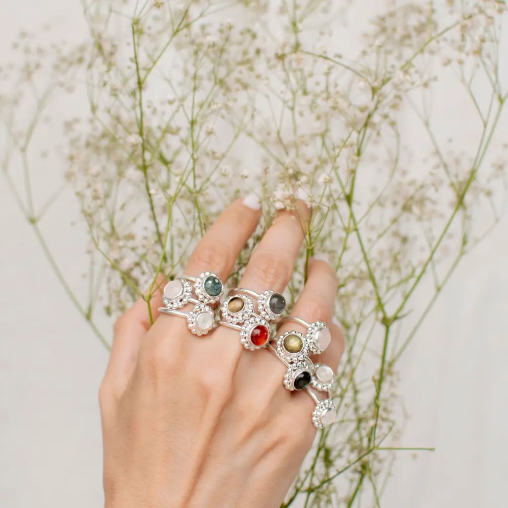 anillos_plata_piedras_colores.webp