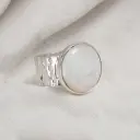Anillo Banda Delgada Piedra Circular Grande