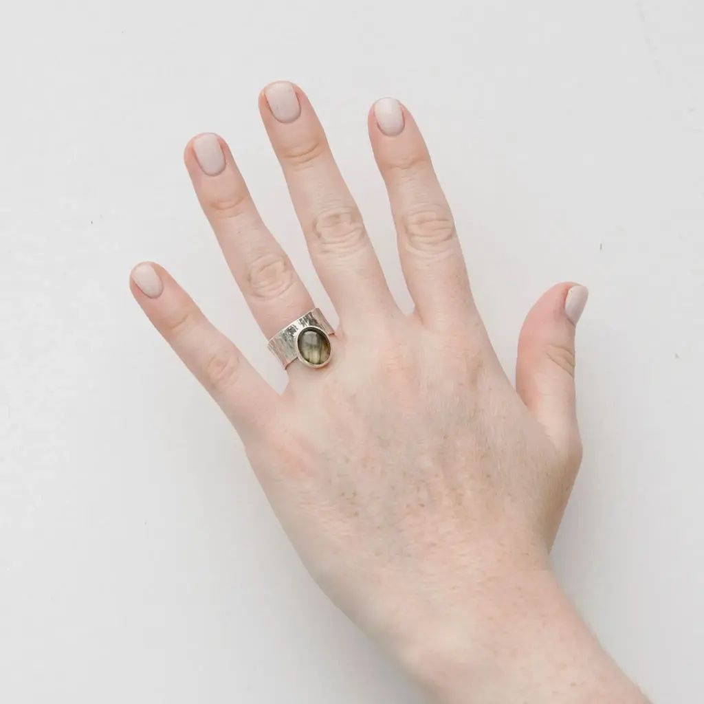 Anillo Banda Delgada Piedra Oval Pequeña