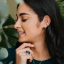 Anillo Banda Delgada Piedra Triangular Grande