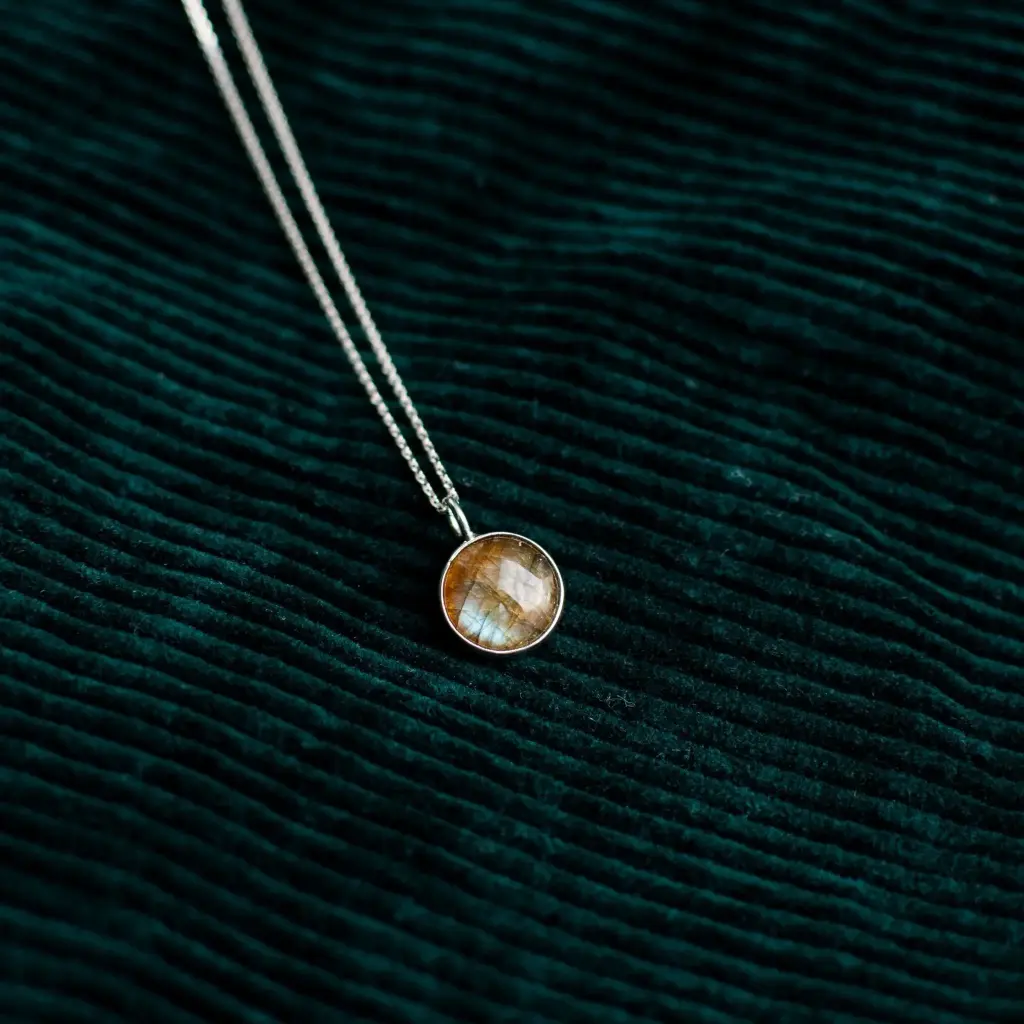 Dije Piedra Circular Pequeña
