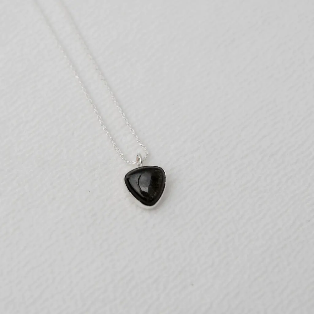 Dije Piedra Triangular Pequeña