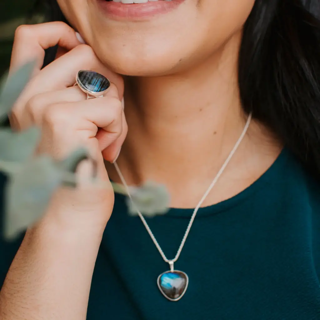 Dije Piedra Triangular Mediana