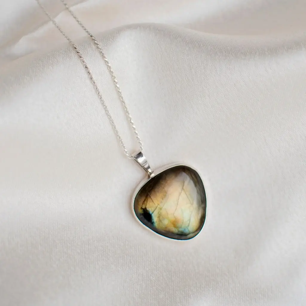 Dije Piedra Triangular Grande