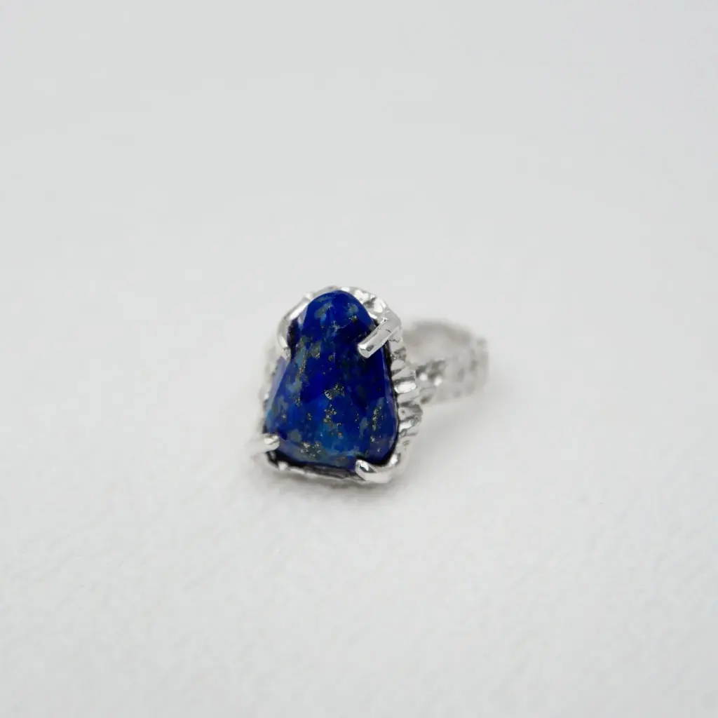 Anillo Banda Amorfa Piedra Facetada Mediana