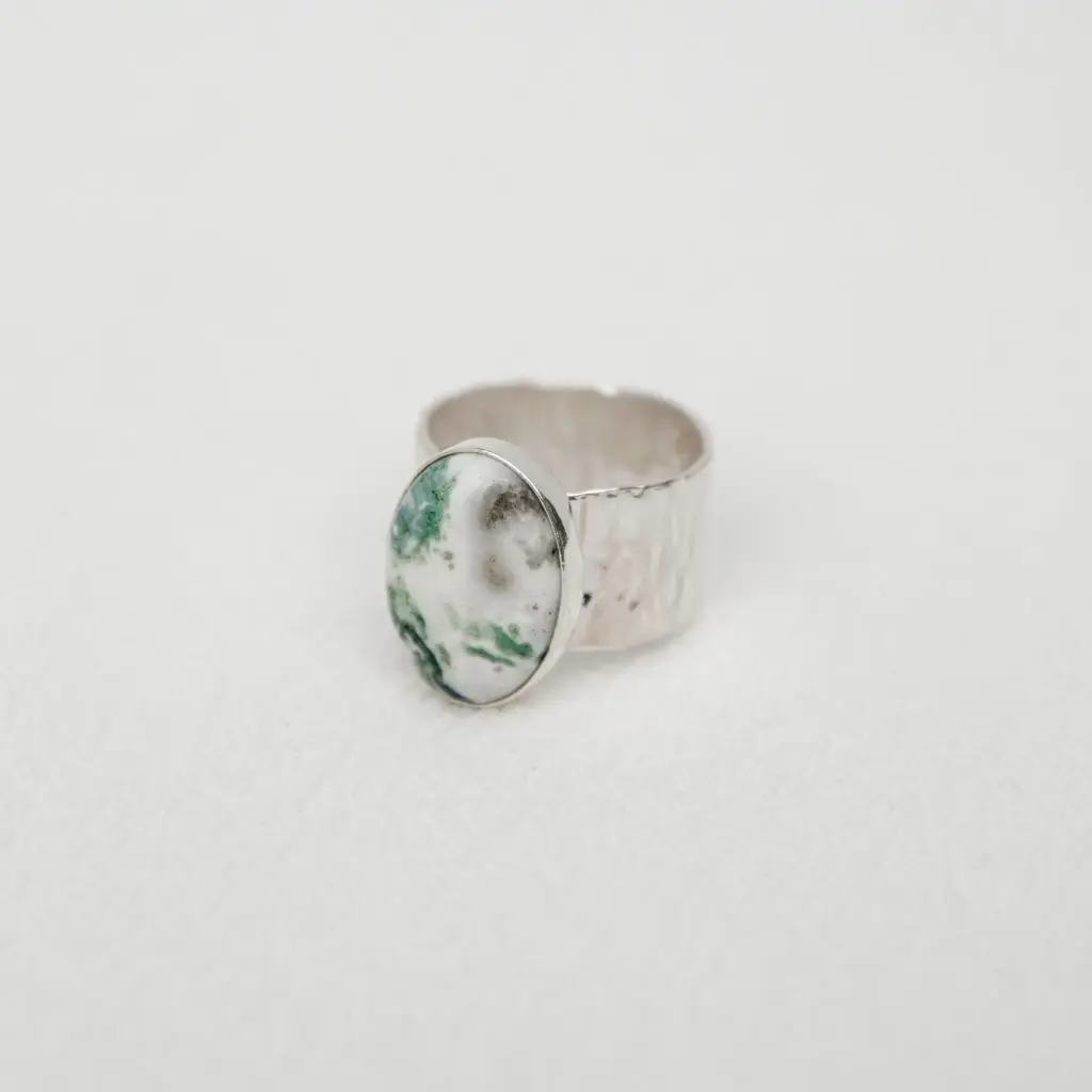 Anillo Banda Delgada Piedra Oval Mediana
