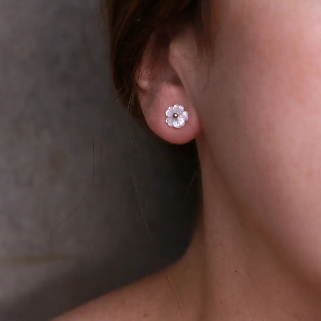 Aretes Concha Flor Pequeña