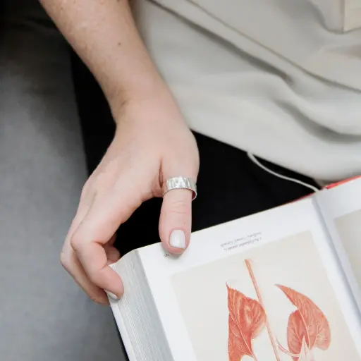 Anillo Banda Delgada Minimal Texturada