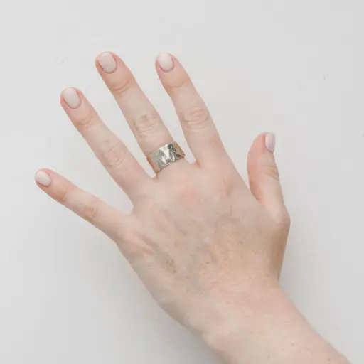 Anillo Banda Delgada Texturada