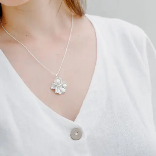 [004454] Dije Guacal Perla Geranio Pequeño