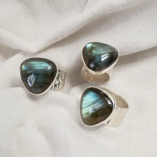 Anillo Banda Delgada Piedra Triangular Grande
