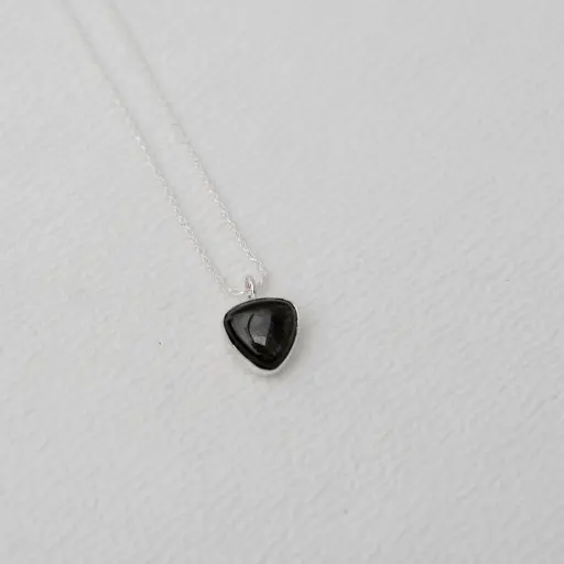 Dije Piedra Triangular Pequeña