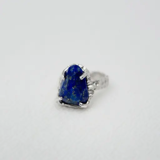 Anillo Banda Amorfa Piedra Facetada Mediana